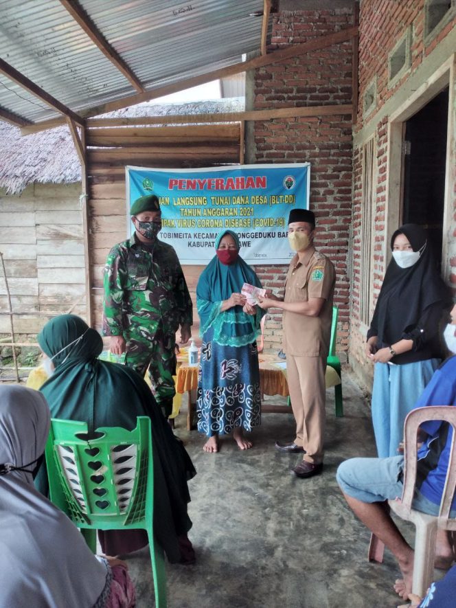 
					Dampingi Pembagian BLT DD, Babinsa Kodim Kendari Pastikan Warganya Merasa Aman dan Nyaman
