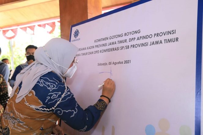 
					Kementerian Ketenagakerjaan bersama KADIN, APINDO, dan serikat pekerja/serikat buruh Jawa Timur melakukan Penandatanganan Komitmen Gotong Royong. Penandatanganan komitmen dilakukan di Museum Mpu Tantular Sidoarjo, Jawa Timur (photo : Dok Kemnaker)