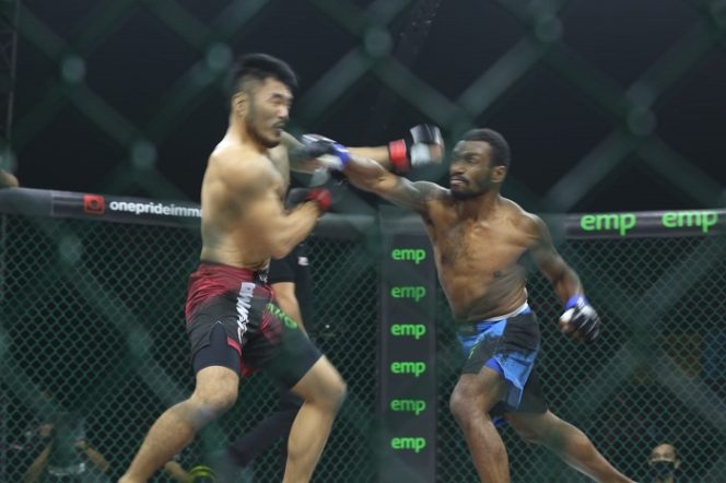 
					Gelaran One Pride MMA FN 4,  Angga (Red) versus Alfons (Blue).