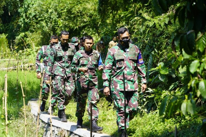 
					Danrem 162/WB Launching Program Pompa Hidram Tahap III ditandai dengan peletakan Batu pertama