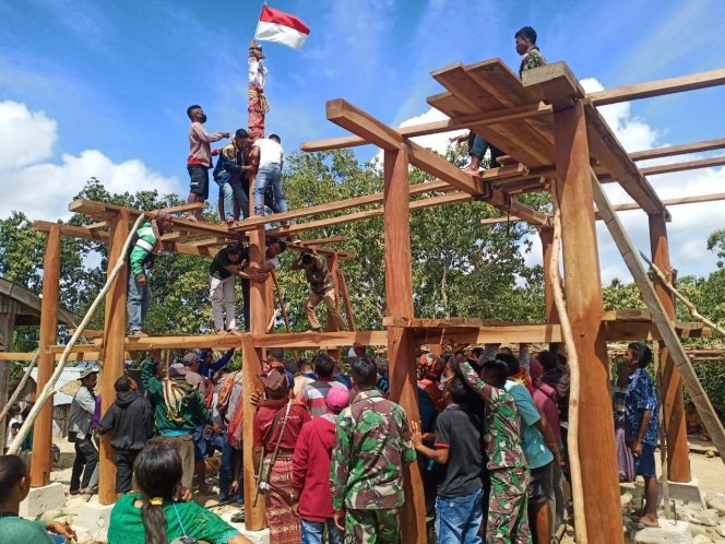 
					Personel Satgas Pamtas Yonif 742/SWY Gotong Royong Bangun Rumah Adat