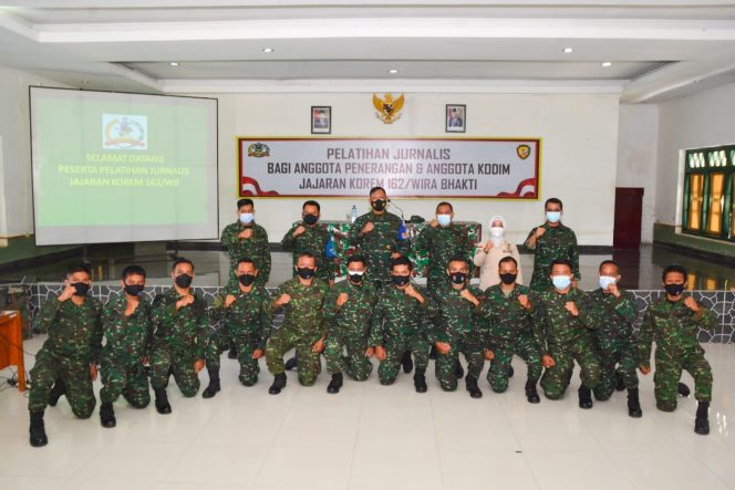 
					Dukung Tugas Pokok Satuan, Korem 162/WB Berikan Pembekalan Dasar-Dasar Jurnalistik