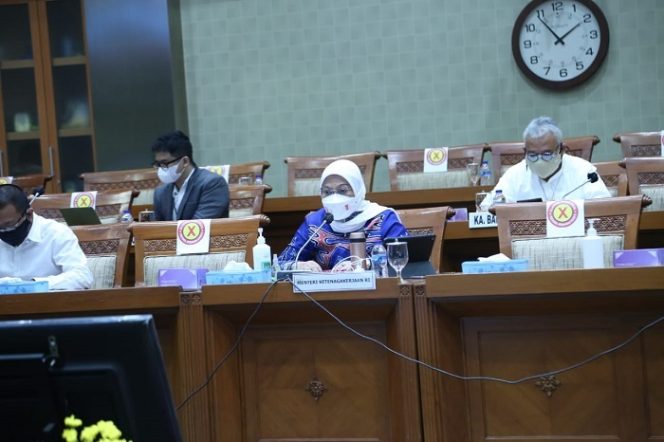 
					DPR RI dan Menaker Ida Fauziyah dan jajarannya, rapat kerja  di Komplek Parlemen Senayan, Jakarta.