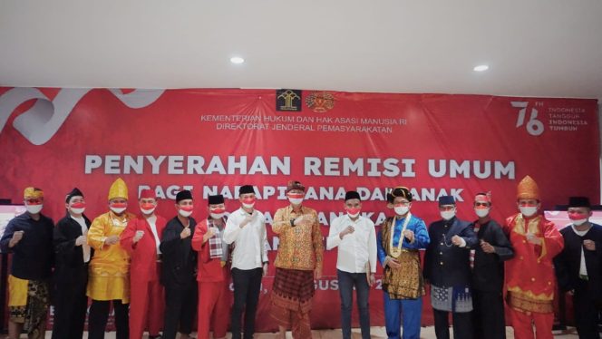 
					HUT RI ke 76 ,Lapas Salemba Berikan Remisi Kepada 1190 WBP dan 35 Orang Langsung Bebas