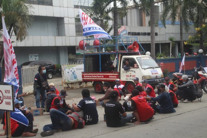 
					Aksi Unjuk Rasa Buruh PK FSB Kamiparho PT Kemfood Indonesia - Senin (13/9/2021).