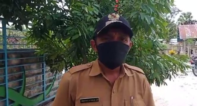 
					Kepala Desa Ngelodae, Urbanus Sinlae,SH