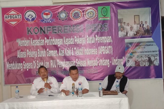 
					Konferensi Pers : Aliansi Pekerja/Buruh Garmen Alas Kaki dan Tekstil Indonedia (APBGATI) 