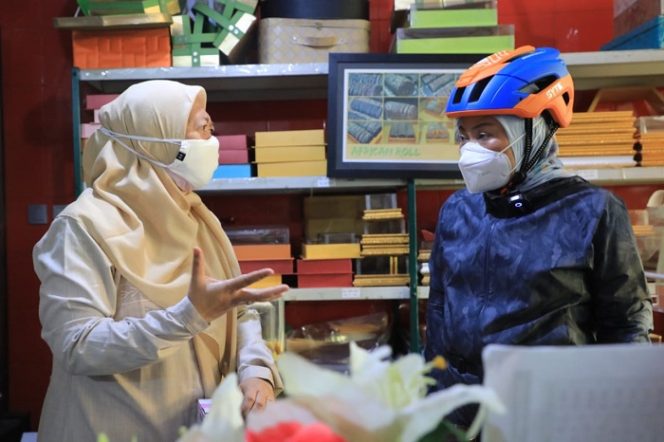 
					Ida Fauziyah mengayuh sepeda sepanjang hampir 2km, untuk menemui empat pekerja sektor UMKM tersebut selaku calon penerima Bantuan Subsidi Upah (BSU) 2021