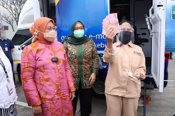 
					Ida Fauziyah, menyaksikan secara langsung pembukaan dan aktivasi rekening secara kolektif bagi penerima bantuan Pemerintah berupa subsidi gaji/upah (BSU) tahun 2021.