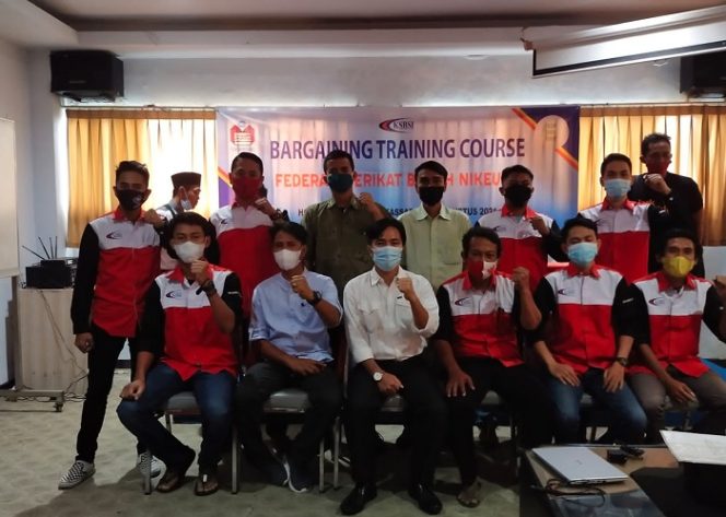 
					Ketua DPP FSB NIKEUBA Carlos Rajagugguk, SH, dan Sekjend DPP Nikeuba Dwi Harto bersama Peserta Bargaining Training Course dari Anggota Nikeuba Makassar. 
