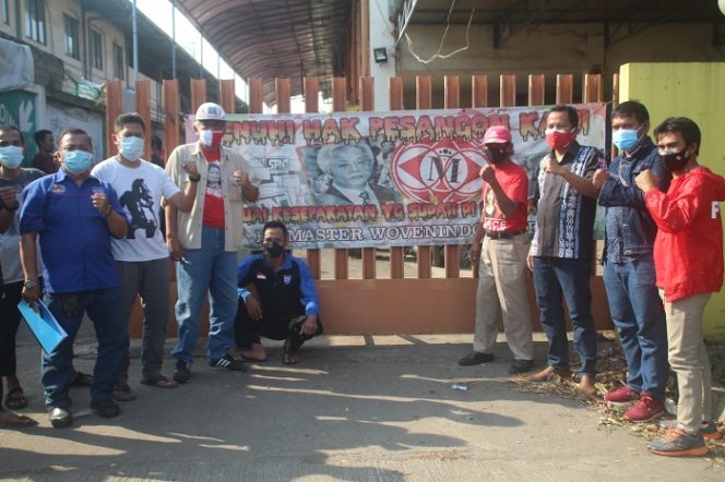 
					August Hamonangan didampingi DPC PSI Jakarta Utara dan kawan Kawan Buruh  PT Master Wovenindo Label.