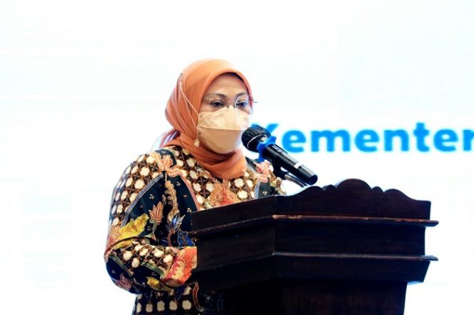 
					Ida Fauziyah dalam acara ”Sosialisasi dan Temu Teknis Wajib Lapor Ketenagakerjaan Online secara Hybrid (Daring dan Luring) di kota Semarang, Jawa Tengah.