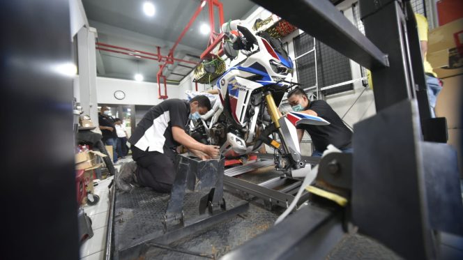 
					Karena Fanatik , Owen Beli Motor Honda Twin Africa
