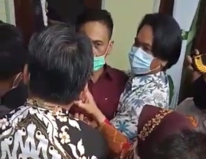 
					Mensos RI Bentrok Dengan Aliansi Pemuda dan Mahasiswa Lotim