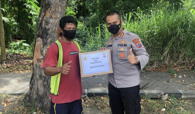 
					Mewujudkan Rasa Peduli, Kapolres Kota Bitung Bagikan Tali Asih Kepada Masyarakat