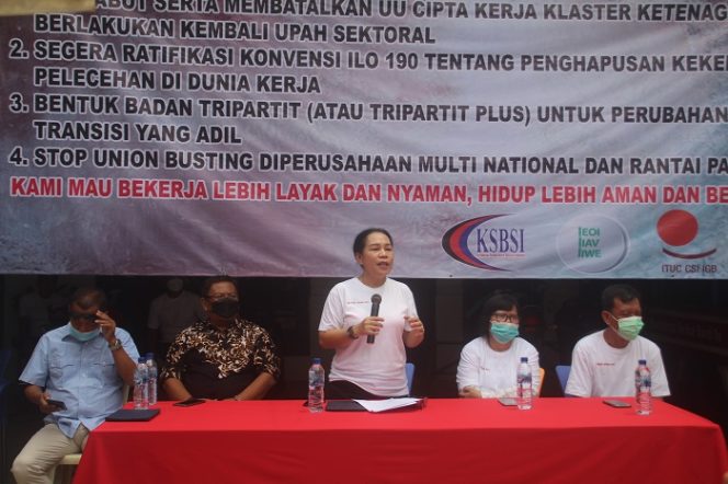 
					Presiden KSBSI, Elly Rosita Silaban - Peringatan hari Pekerjaan Layak Internasional atau ‘International World Days for Decent Work’ di Kantor Pusat KSBSI, Kamis (7/10/2021).