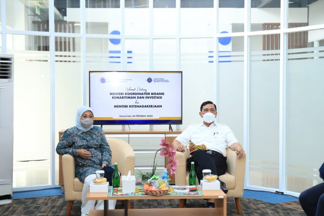 
					Menteri Ketenagakerjaan, Ida Fauziyah, mendampingi Menteri Koordinator Bidang Kemaritiman dan Investasi, Luhut Binsar Pandjaitan.