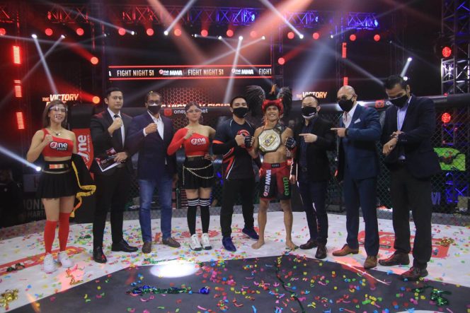 
					OnePride FN 51 Billy Pasulatan Sukses Pertahankan Sabuk Kelas Strawweight dalam 90 Detik