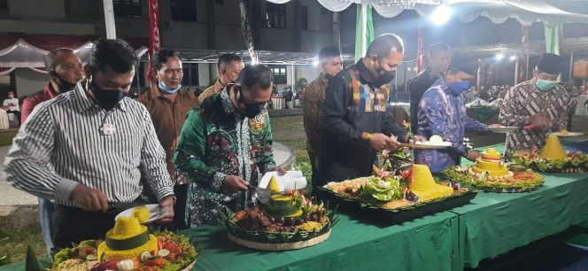 
					Kodim 1628/SB Gelar Syukuran HUT TNI Ke 76 Tahun 2021 Dengan Tema Kita Bersatu, Berjuang Dan Pasti Menang