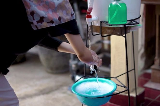 
					SCID HCTPS2021 Cuci Tangan dengan Satu Tangan di praktikan oleh Ranti 16 tahun penyandang disabilitas fisik.