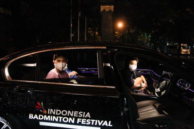 
					Ganda putri Indonesia, Greysia Polii dan Apriyani Rahayu dijemput menggunakan BMW 730Li M Sport
pada saat mengikuti Indonesia Badminton Festival di Bali, 16 November 2021.