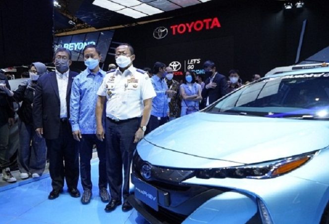
					(Kiri) Direktur Utama Toyota Astra Motor, Susumu Matsuda, Direktur utama PT Blue Bird Tbk, Sigit Djokosoetono, dan Dirjen Angkutan Darat Budi Setiyadi meresmikan armada Bluebird PHEV Prius di GIIAS