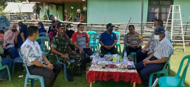 
					Anggota Kodim 1628/SB Dampingi Serbuan Vakisnasi Di Beberapa Gerai Vakisnasi Di Sumbawa Barat
