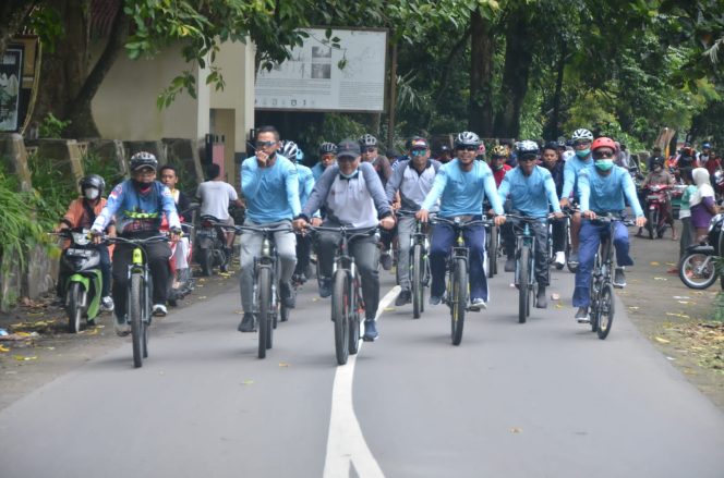 
					Cegah Pemanasan Global, Bupati Fauzan Ajak Guru dan Siswa Sekolah Naik Sepeda dan Hijaukan Sekolah