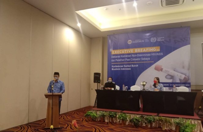 
					Walikota Sukabumi H. Achmad Fahmi dalam acara Executive Breafing Deklarasi Komitmen Non Diskriminasi HIV/AIDS dan Pelatihan Peer Conselor Sebaya, dihotel Horison Sukabumi, Senin (29/11/2021).