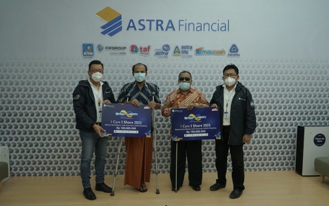 
					Penyerahan dana bantuan bergulir secara simbolis dilakukan oleh GFC Leader Communication & ESR - Yulian Warman dan Project Director GIIAS 2021 - Gunawan Salim kepada perwakilan UMKM penyandang disabilitas yang diwakili oleh Tri Wardoyo sebagai ketua dari  Persatuan Tuna netra Indonesia dan Malik sebagai pemilik UMKM Malik Jaya.