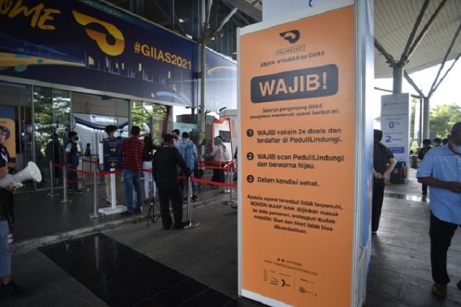 
					Area masuk pameran GIIAS 2021, Mengingatkan pengunjung untuk menjalankan Protokol Kesehatan.