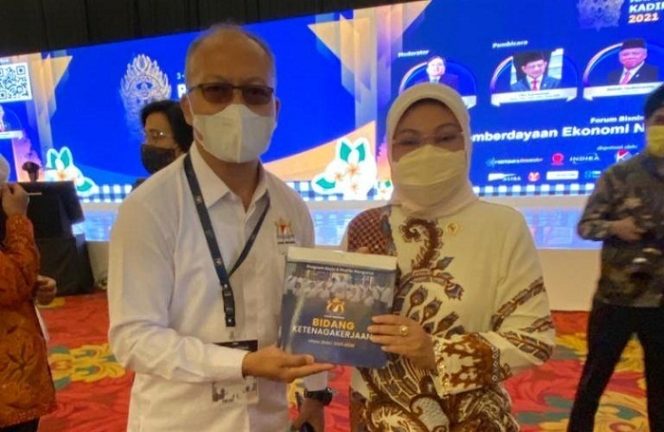 
					Adi Mahfudz Wuhadji - Wakil Ketua Umum KADIN Indonesia Bidang Ketenagakerjaan bersama Ida Fauziyah - Menteri Ketenagakerjaan.  