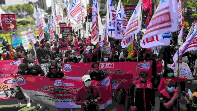 
					KSBSI Gelar Demo dan Datangi SekNeg Kirimi Jokowi Surat Pernyataan Sikap