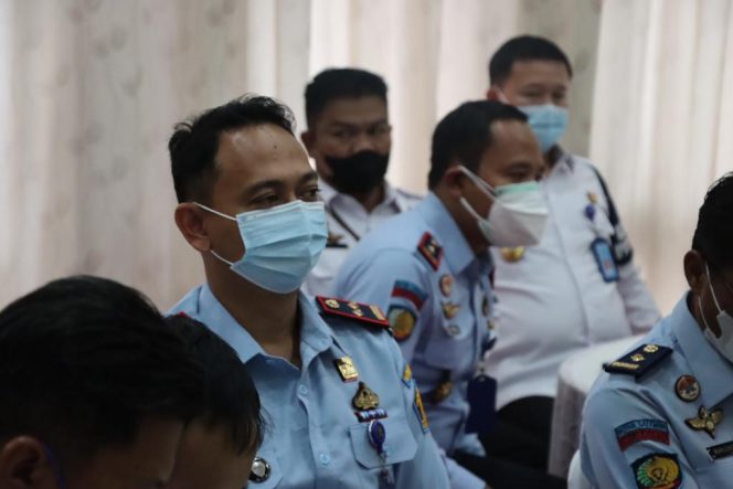 
					Yosafat Rizanto (tengah) Kalapas Kelas II A Salemba , Jakarta,  ( foto : istimewa)