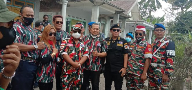 
					Ketua Umum LMP HM Arsyad Cannu dan Panglima LMP Daenk Jamal (tengah) saat berswa foto dilokasi erupsi gunung semeru , 13 desember 2021 (foto : istimewa)