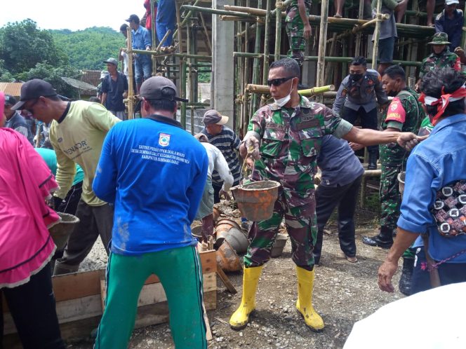 
					Kodim 1628/SB Bersama Masyarakat Desa Seminar Salit Gotong Royong Pengecoran Atap Masjid Al – Ikhsan