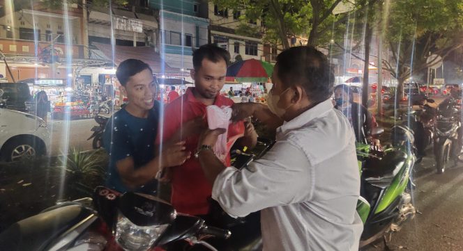 
					Ketua Komisariat Bagikan Ribuan Masker, Kepada Pedagang Dan Masyarakat