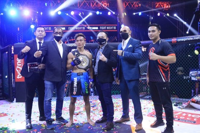 
					Novan Kaunang Rebut Sabuk Juara Kelas Atomweight dari Ade Permana