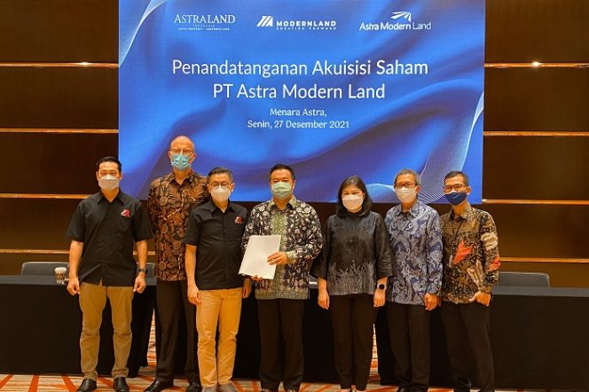 
					Herman Direktur PT Modernland Realty Tbk., Sami Veikko Tapio Miettinen Direktur PT Astra Modern Land, David Iman Santosa Direktur Utama PT Mitra Sindo Makmur, Wibowo Muljono Presiden Direktur PT Astra Land Indonesia, Nilawati Irjani Wakil Presiden Direktur PT Menara Astra, Kurniawan Kasudarman Direktur PT Astra Land Indonesia dan Panji Nurfirman Direktur PT Astra Modern Land dalam penandatanganan akuisisi saham PT Astra Modern Land di Menara Astra, 27 Desember 2021.