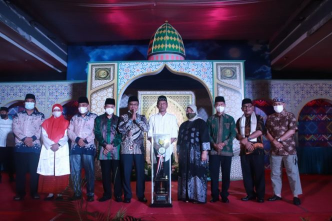 
					Gunung Sari Pertahankan Juara Umum MTQ XXIX, Bupati Lobar Harap MTQ Dapat menginspirasi Pemuda Mencintai dan Mengamalkan Al Qur’an