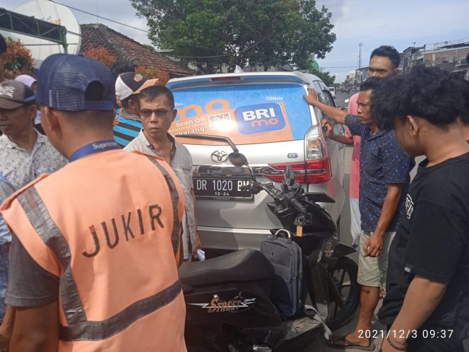 
					Parkir Di Badan Jalan, Mobil Dinas BRI Kediri “Pemicu Laka Lantas”