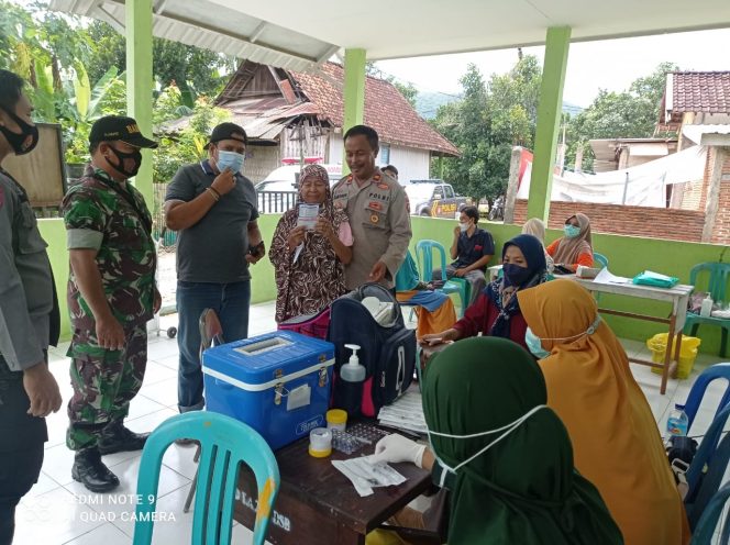 
					Sukseskan Giat Vaksinasi Babinsa Koramil 1628/01 Taliwang, Semangat Lakukan pendampingan