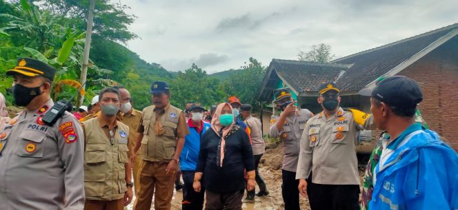 
					Bencana Lobar, Wakil Bupati Gerak Cepat Tinjau Longsor Di Sekotong