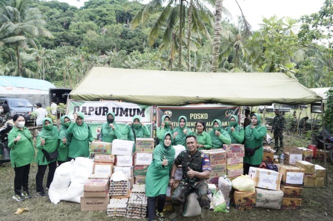 
					Peduli Korban Banjir, Persit KCK Koorcabrem 162 Berikan Bantuan Sembako dan Pakaian Untuk Masyarakat