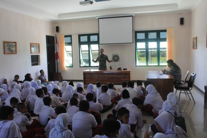 
					Kodim 1628/SB Bekali Wawasan Kebangsaan Program Classroom Santri Ponpes Sunan Kalimati
