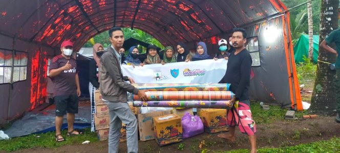 
					Duta Lingkungan NTB dan PWLT Salurkan Bantuan Korban Banjir