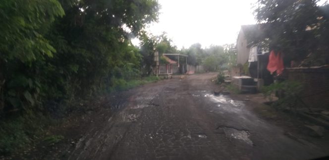 
					Jalan Rusak, Warga Ancam Stop Truk Muatan Batubara Dan Semen di Desa Lembar Selatan