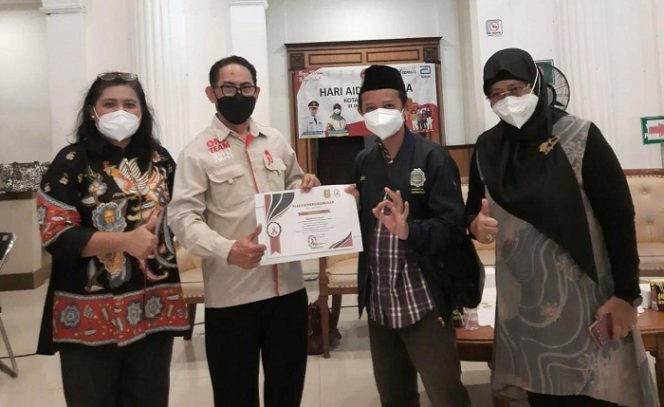 
					Piagam penghargaan dari Walikota Sukabumi kepada K-Sarbumusi sebagai organisasi yang berperan aktif dalam penanggulangan HIV-AIDS.