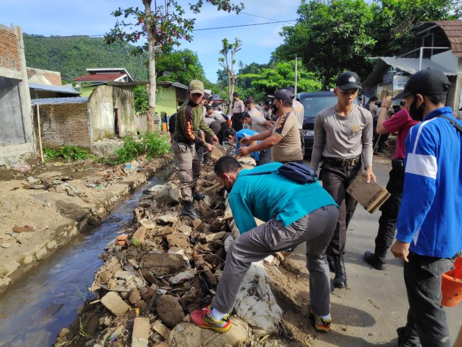 
					Bantu Masyarakat Terdampak Bencana, Bupati Fauzan Kerahkan Ratusan ASN Gotong Royong