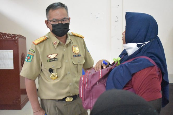 
					Kadisnakertrans : 54 CPMI Illegal dipulangkan, “Mereka harus dilindungi dari teror para Calo”.